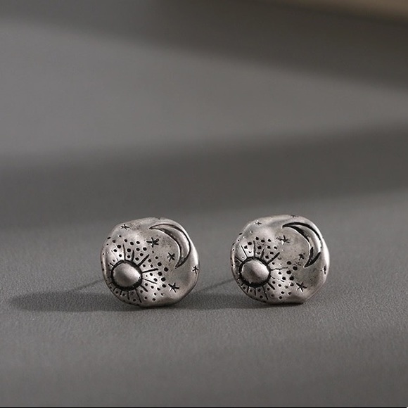 Vintage Gold Stud Earrings - Picture 3 of 5